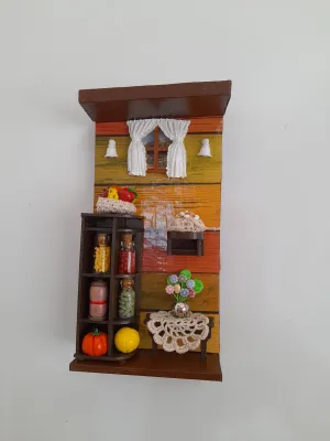Porta chave de madeira reciclada decorado com miniaturas