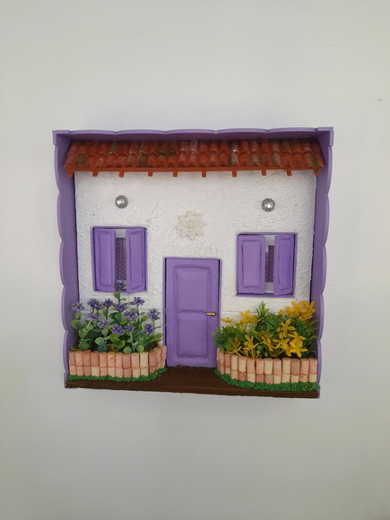 Quadro Cenário Frente de Casa Branco e Lilás com Miniatura - Imagem 2