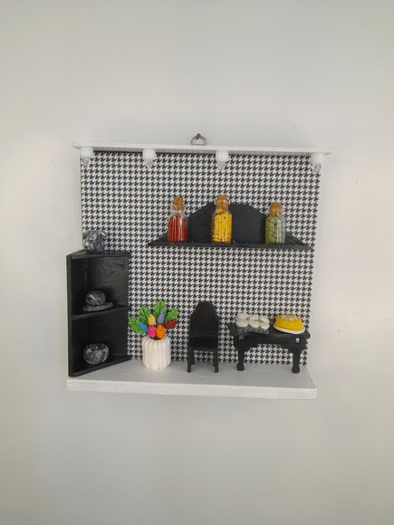Quadro de Madeira Preto e Branco Decorado com Miniaturas - Imagem 2