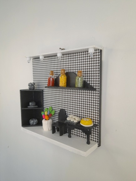 Quadro de Madeira Preto e Branco Decorado com Miniaturas - Imagem 4