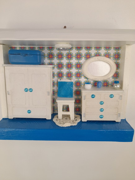Quadro em mdf Azul e Branco Decorado com Miniatura - Imagem 3