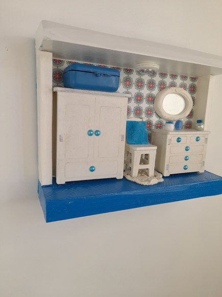 Quadro em mdf Azul e Branco Decorado com Miniatura - Imagem 2