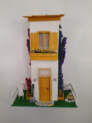 Cenário de mini casa dupla com vegetação decorada