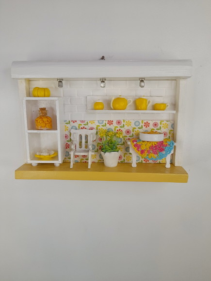 Quadro em mdf Branco e Amarelo com Miniaturas