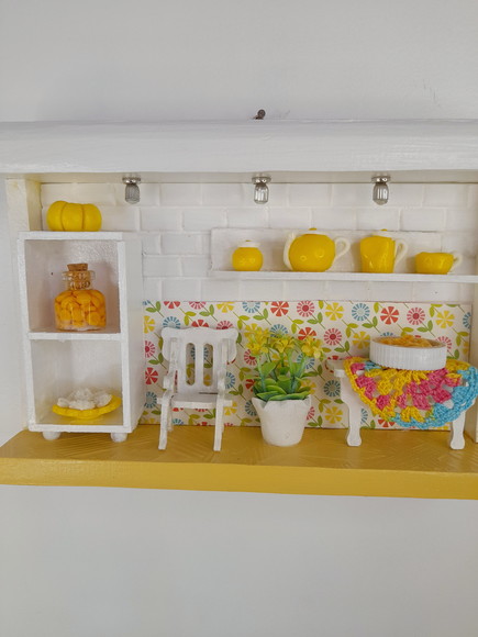 Quadro em mdf Branco e Amarelo com Miniaturas - Imagem 3