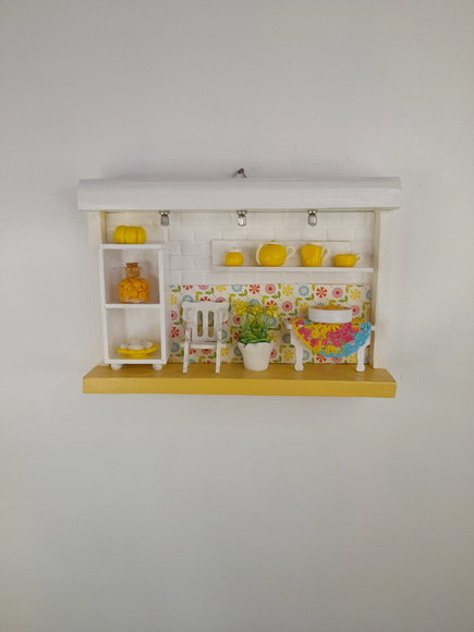 Quadro em mdf Branco e Amarelo com Miniaturas - Imagem 2