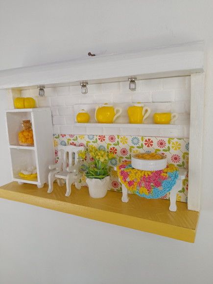 Quadro em mdf Branco e Amarelo com Miniaturas - Imagem 4