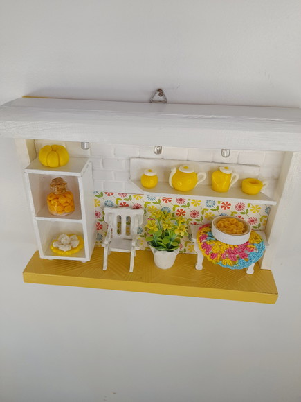 Quadro em mdf Branco e Amarelo com Miniaturas - Imagem 5