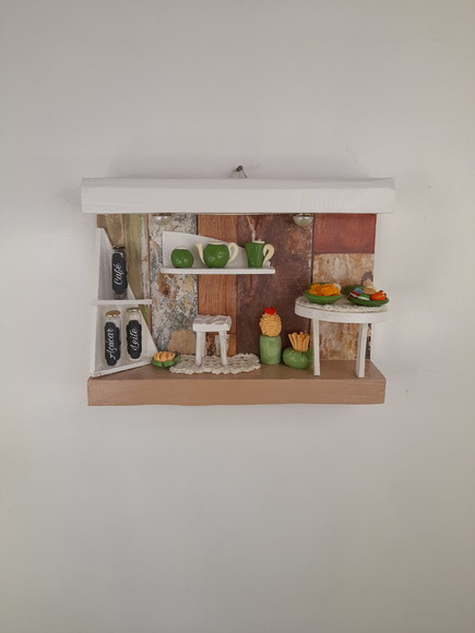 Quadro em mdf Branco e Marrom Decorado com Miniatura - Imagem 2