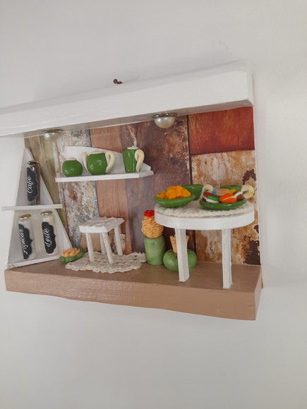 Quadro em mdf Branco e Marrom Decorado com Miniatura - Imagem 4