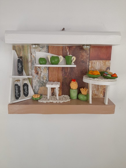 Quadro em mdf Branco e Marrom Decorado com Miniatura