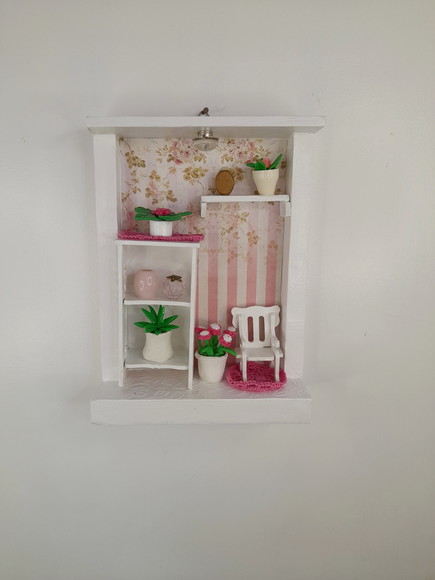 Quadro em mdf Branco e Rosa Decorado com Miniatura - Imagem 2