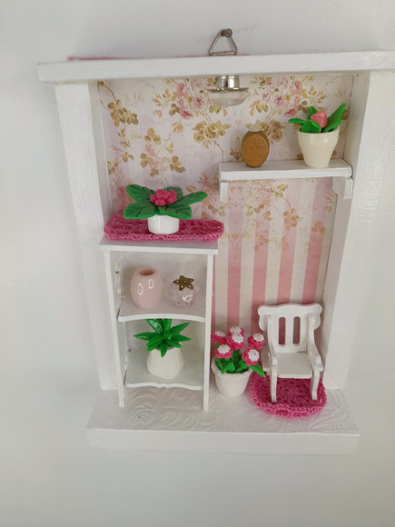 Quadro em mdf Branco e Rosa Decorado com Miniatura - Imagem 5