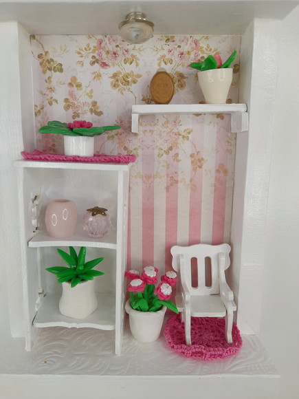 Quadro em mdf Branco e Rosa Decorado com Miniatura - Imagem 3