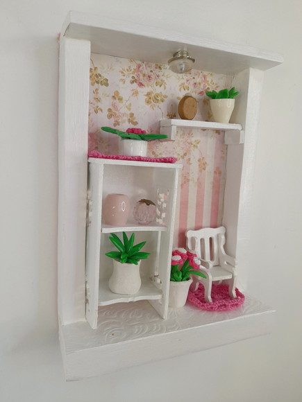 Quadro em mdf Branco e Rosa Decorado com Miniatura - Imagem 4