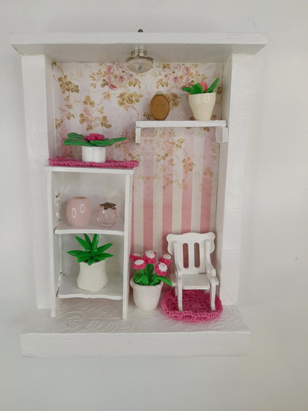 Quadro em mdf Branco e Rosa Decorado com Miniatura