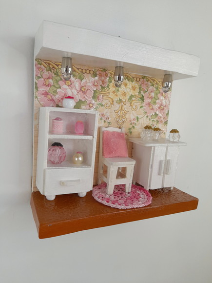 Quadro em mdf Branco e Rosa Decorado com Miniaturas - Imagem 4