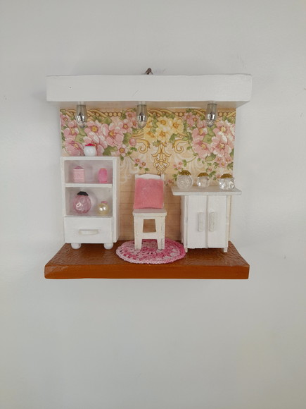 Quadro em mdf Branco e Rosa Decorado com Miniaturas - Imagem 2