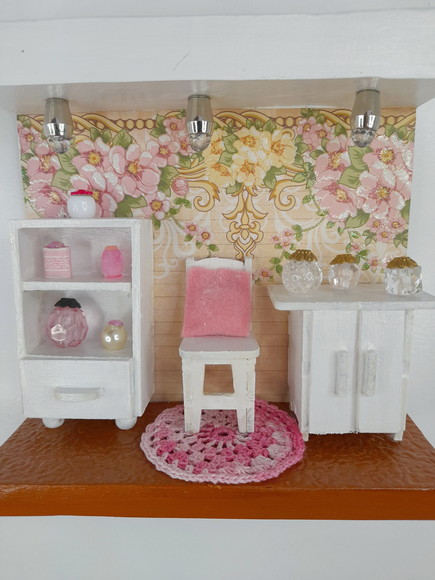 Quadro em mdf Branco e Rosa Decorado com Miniaturas - Imagem 3