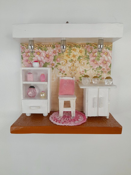 Quadro em mdf Branco e Rosa Decorado com Miniaturas