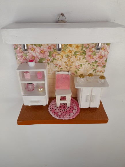 Quadro em mdf Branco e Rosa Decorado com Miniaturas - Imagem 5