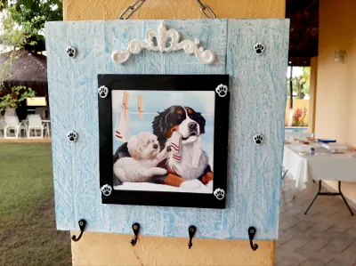 Placa decorativa de madeira com pátina decorada com cão