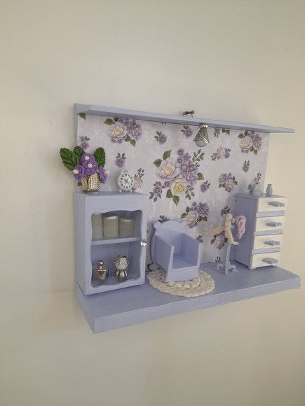 Quadro em mdf e Madeira Lilás Decorado com Miniaturas - Imagem 5