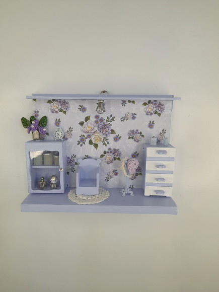 Quadro em mdf e Madeira Lilás Decorado com Miniaturas