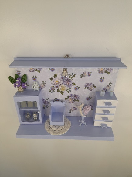 Quadro em mdf e Madeira Lilás Decorado com Miniaturas - Imagem 3