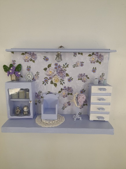 Quadro em mdf e Madeira Lilás Decorado com Miniaturas - Imagem 2