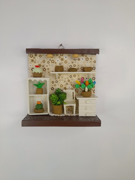 Quadro em mdf Marrom , Fundo Florido, Decorado com Miniatura - Imagem 2