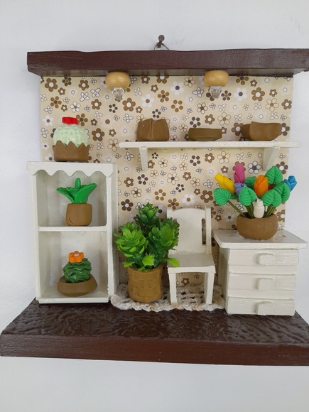 Quadro em mdf Marrom , Fundo Florido, Decorado com Miniatura - Imagem 3