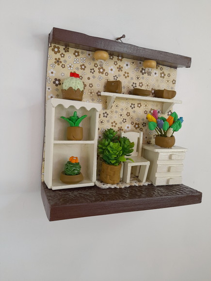 Quadro em mdf Marrom , Fundo Florido, Decorado com Miniatura - Imagem 4