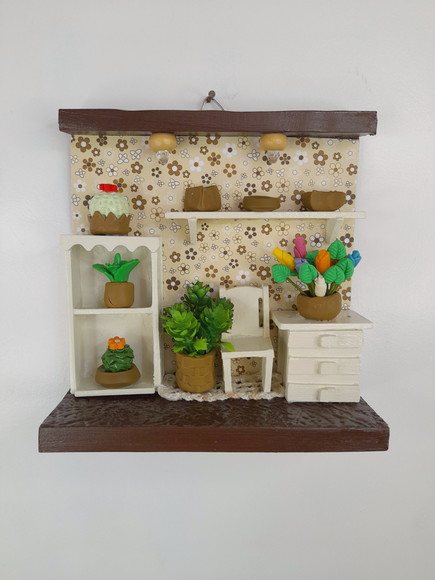 Quadro em mdf Marrom , Fundo Florido, Decorado com Miniatura