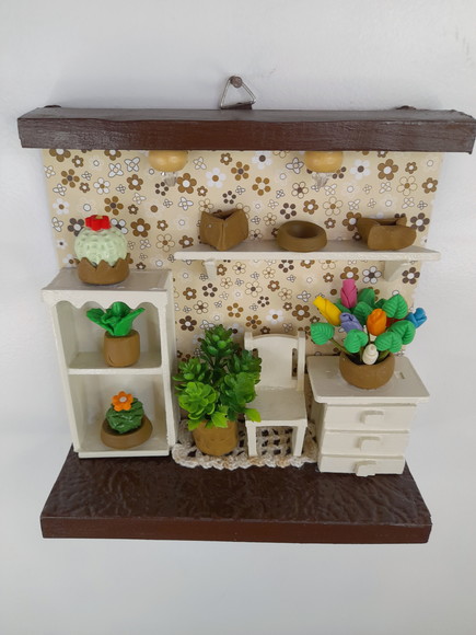Quadro em mdf Marrom , Fundo Florido, Decorado com Miniatura - Imagem 5