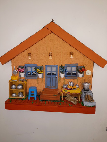 Quadro Frente de Casa Rústica Decorado com Miniatura - Imagem 2