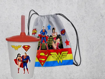 Kit Mochilinha e Copo Personalizado Lembrancinhas Mulher Maravilha e Super Homem