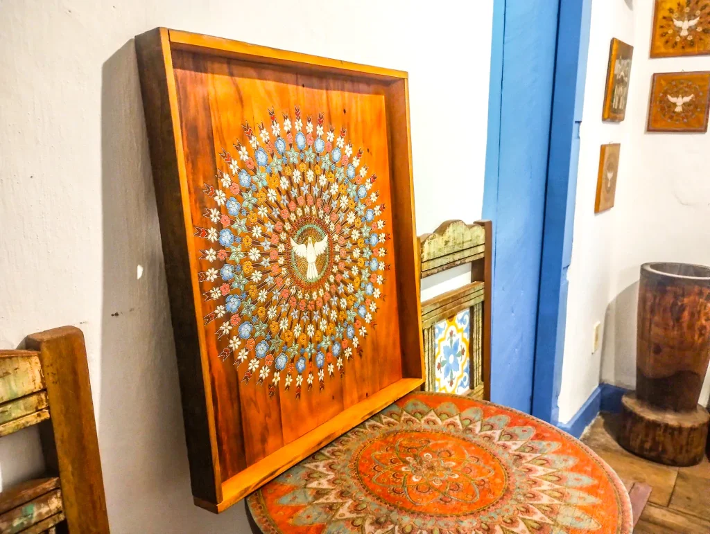 Quadro decorativo com Divino e flores, madeira de demolição Peroba Rosa - Imagem 4