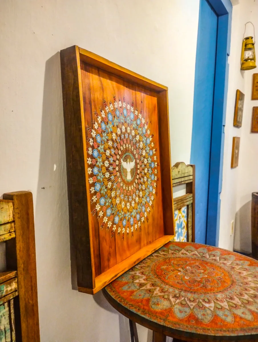 Quadro decorativo com Divino e flores, madeira de demolição Peroba Rosa - Imagem 2