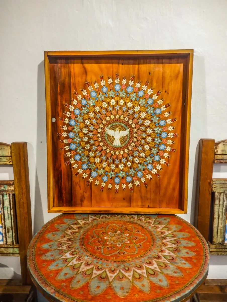 Quadro decorativo com Divino e flores, madeira de demolição Peroba Rosa - Imagem 6