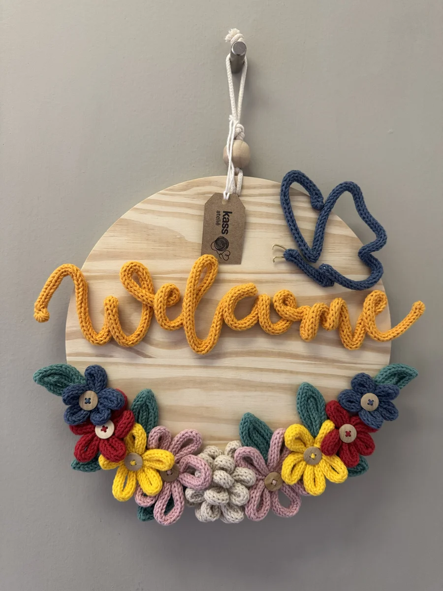 Guirlanda artesanal em madeira e tricotin personalizada - Imagem 3