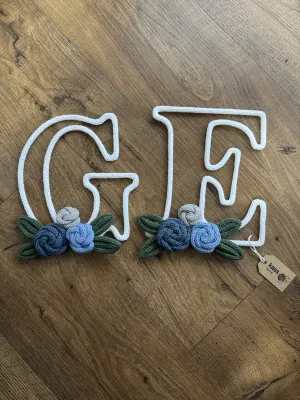 Par de letras para casal em tricotin com flores e folhas personalizado