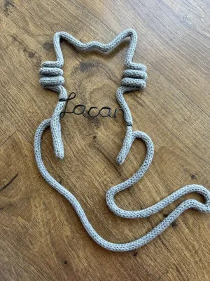 Decoração gato em tricotin com nome personalizado em arame