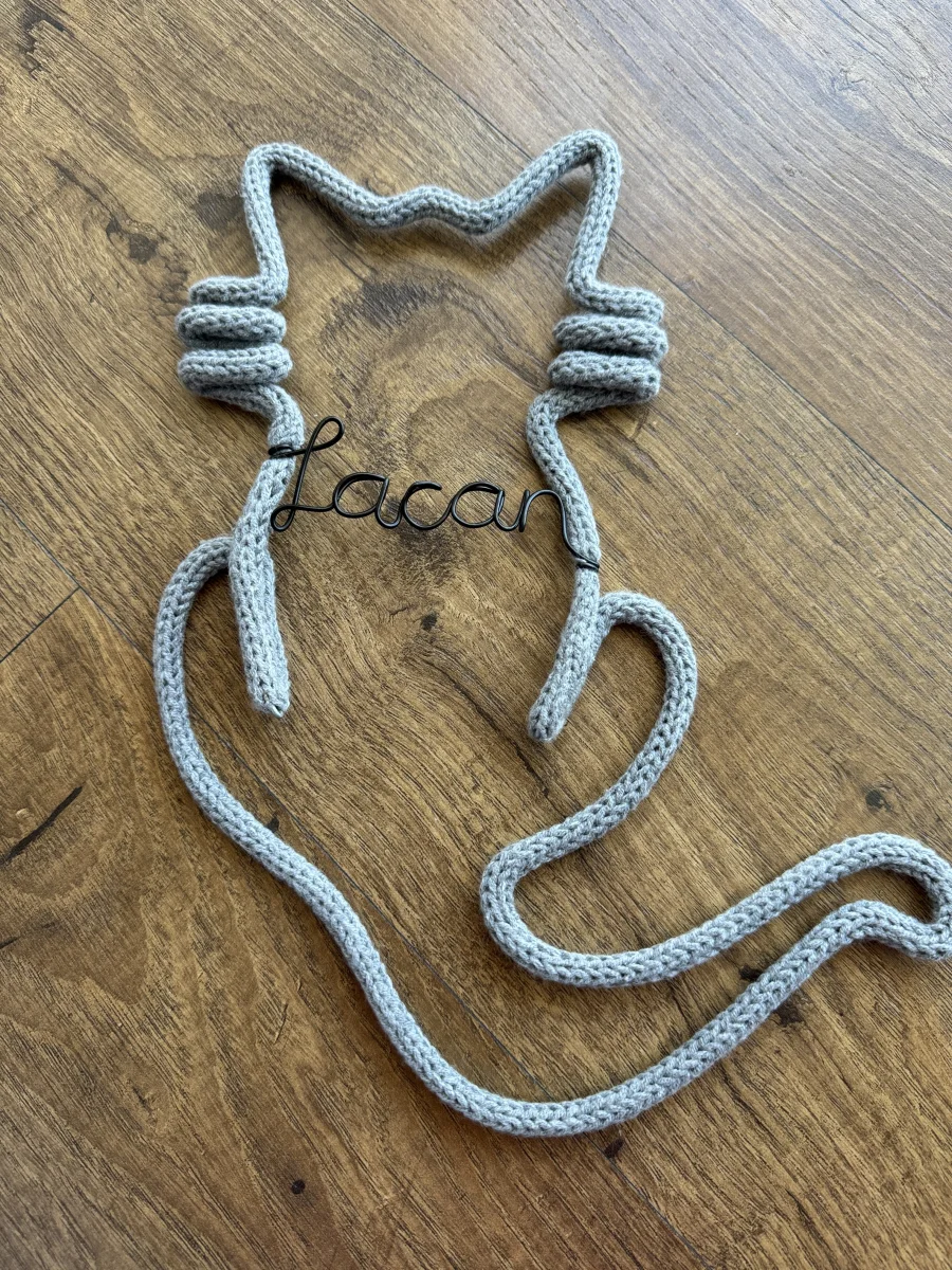 Par de gatos em tricotin com nomes personalizados em arame - Imagem 2