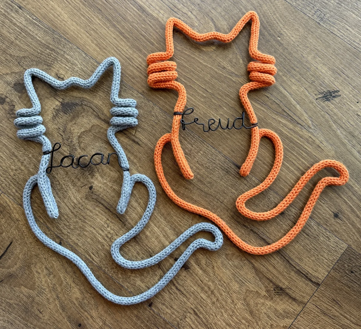 Par de gatos em tricotin com nomes personalizados em arame - Imagem 1