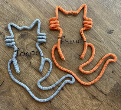Par de gatos em tricotin com nomes personalizados em arame
