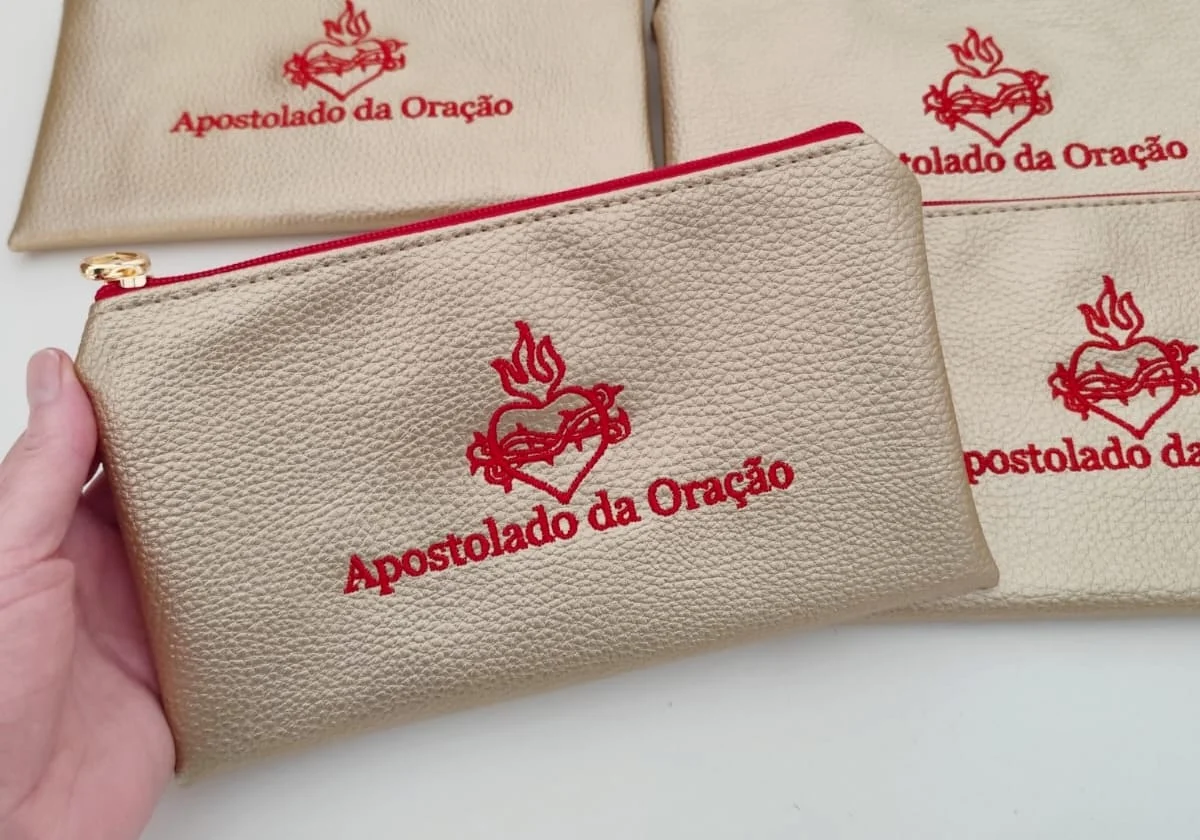 Bolsinha Bordada Apostolado da Oração.