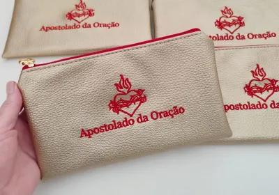 Bolsinha Bordada Apostolado da Oração.