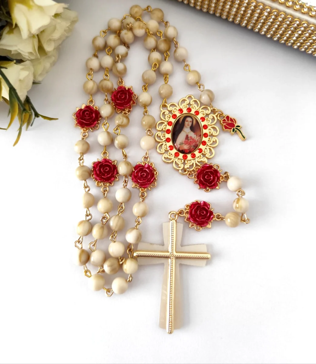 Kit Terço Santa Teresinha do Menino Jesus com Rosas 3D e Porta Terço. - Imagem 5