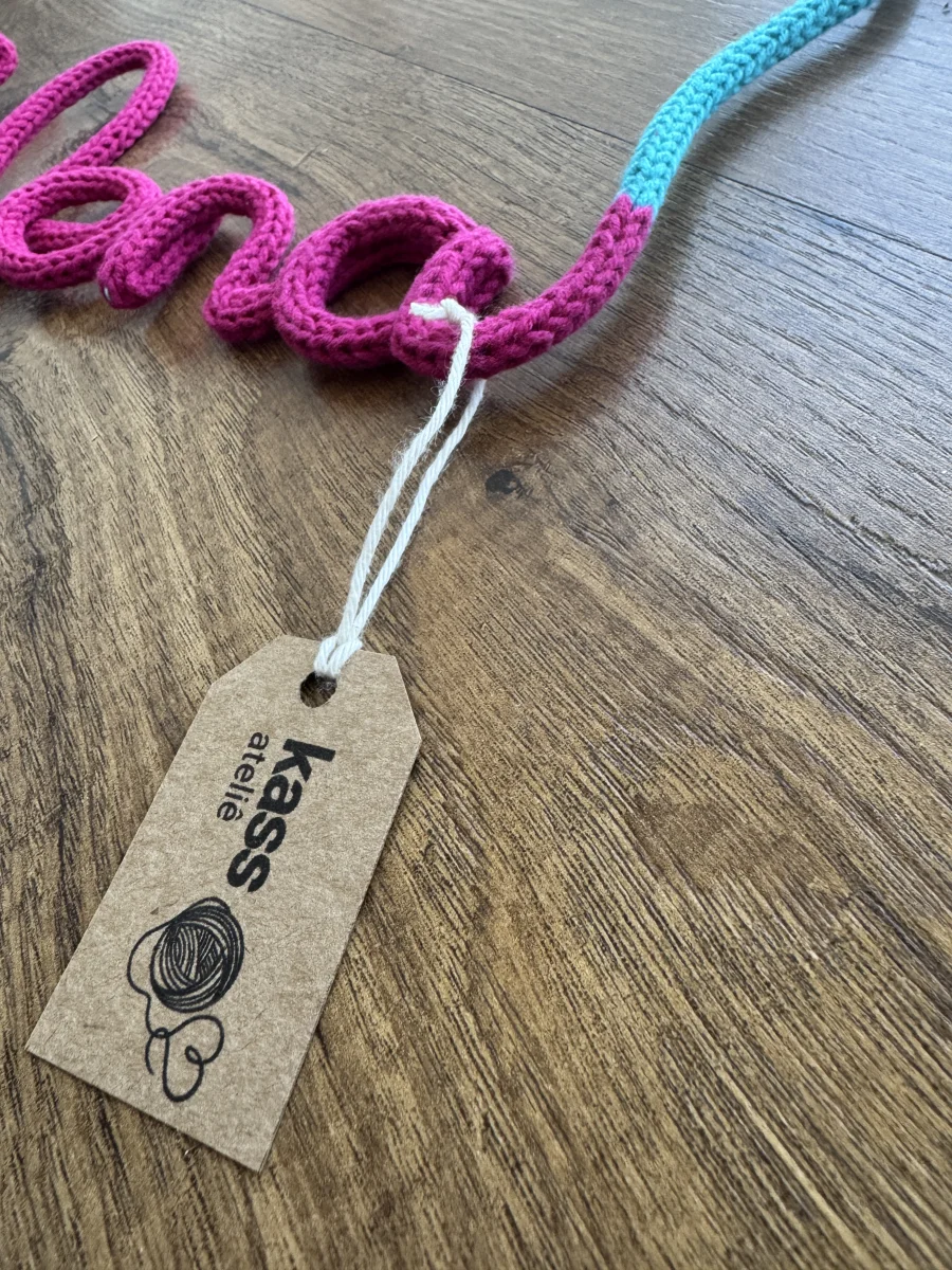 Nome personalizado em tricotin com balão de coração - Imagem 3